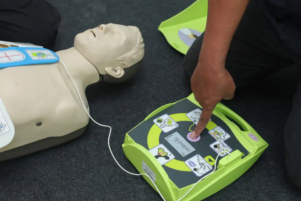 A defibrilator training course with 4JH. The training is happening with a dummy.